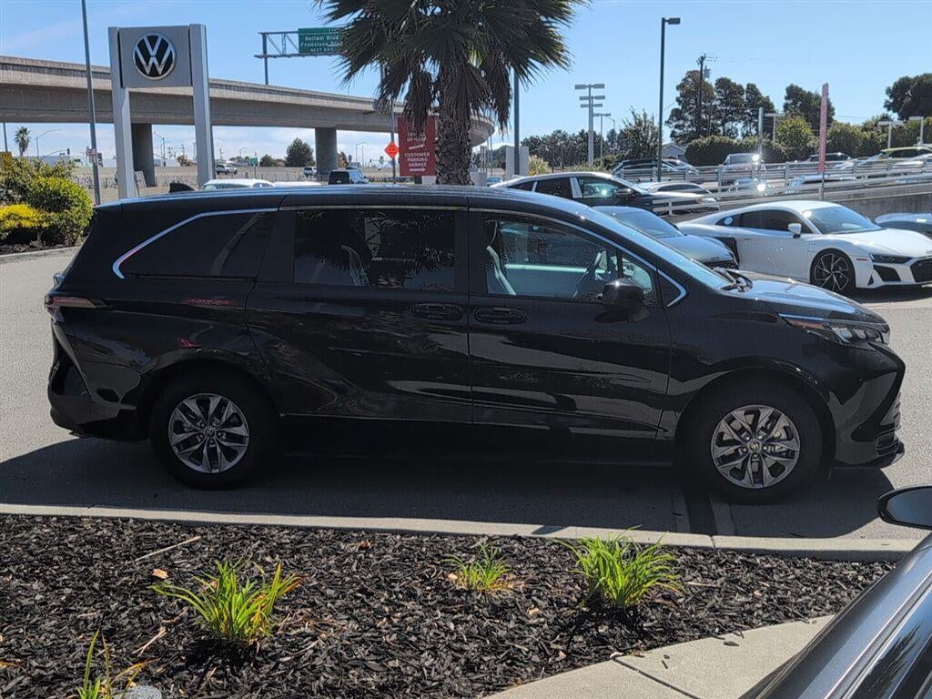 2025 Toyota Sienna LE 8-Passenger