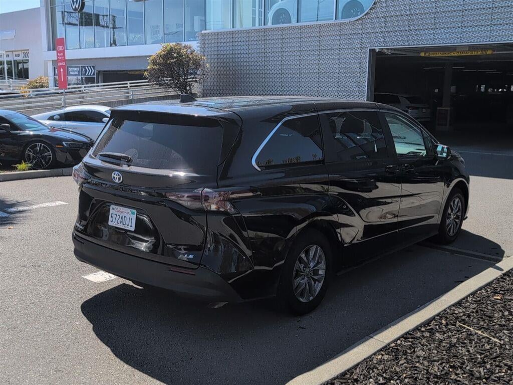 2025 Toyota Sienna LE 8-Passenger