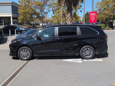 2025 Toyota Sienna LE 8-Passenger