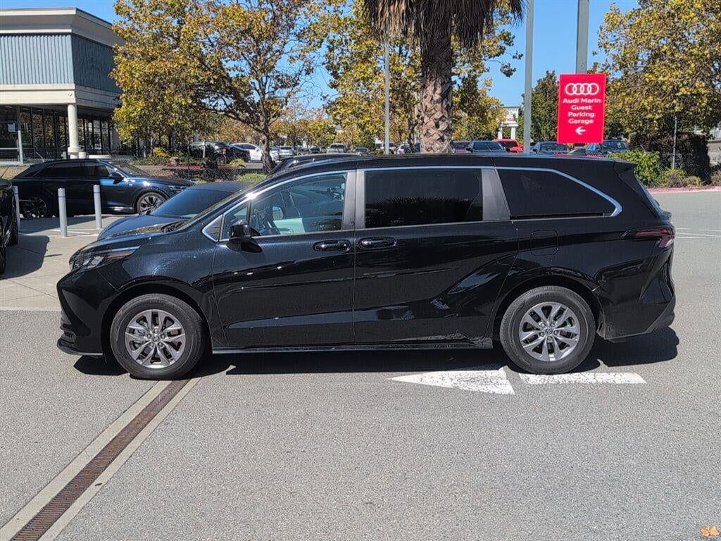 2025 Toyota Sienna LE 8-Passenger