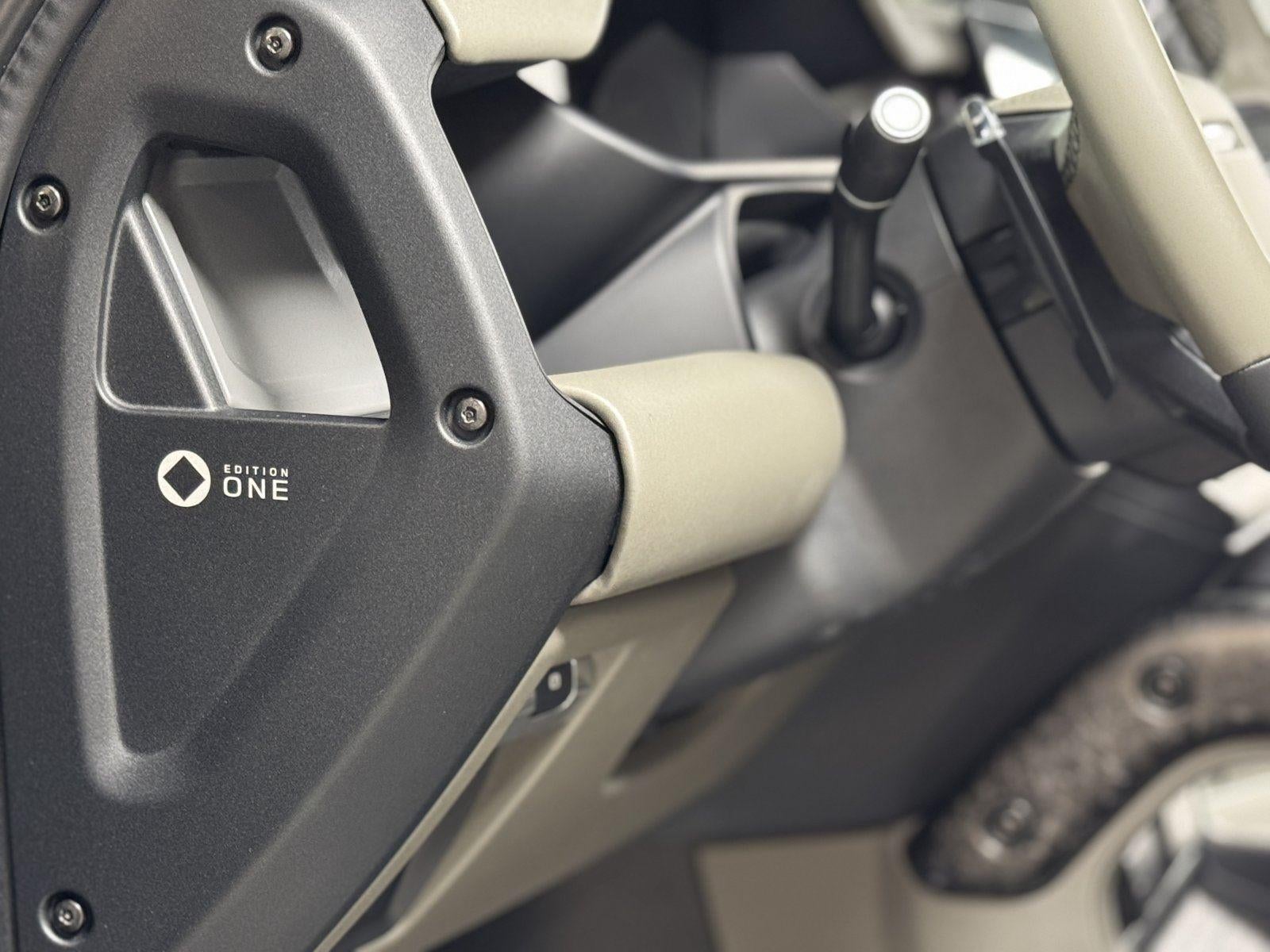 2025 Land Rover Defender OCTA Edition One Urban WideTrack