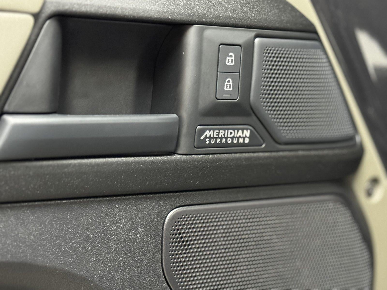 2025 Land Rover Defender OCTA Edition One Urban WideTrack