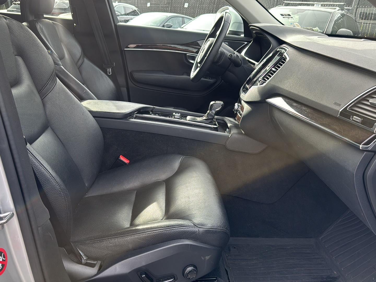 2016 Volvo XC90 T6 Momentum