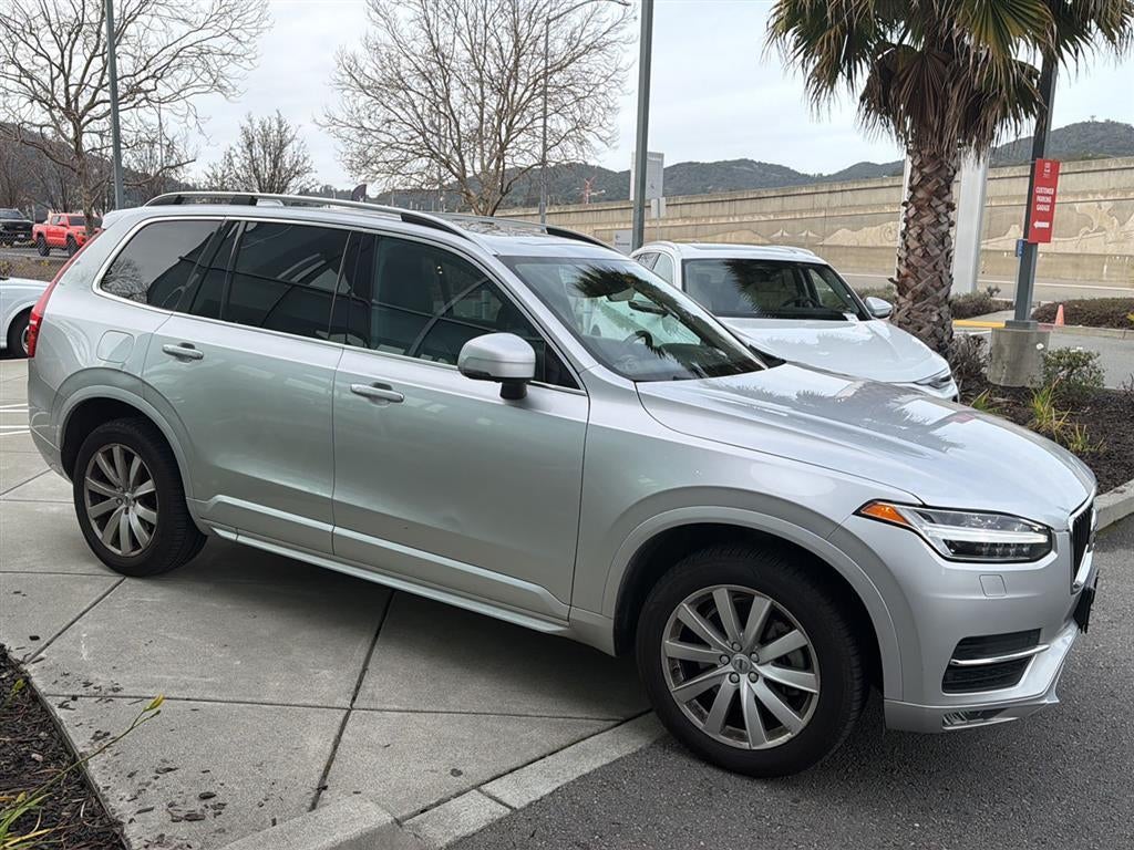 2016 Volvo XC90 T6 Momentum