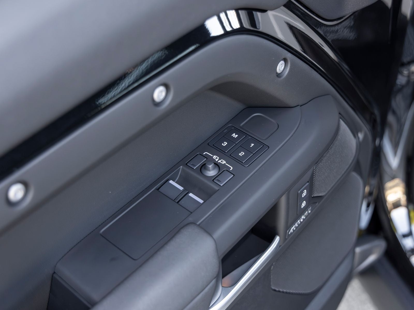 2025 Land Rover Defender 90 X-Dynamic SE