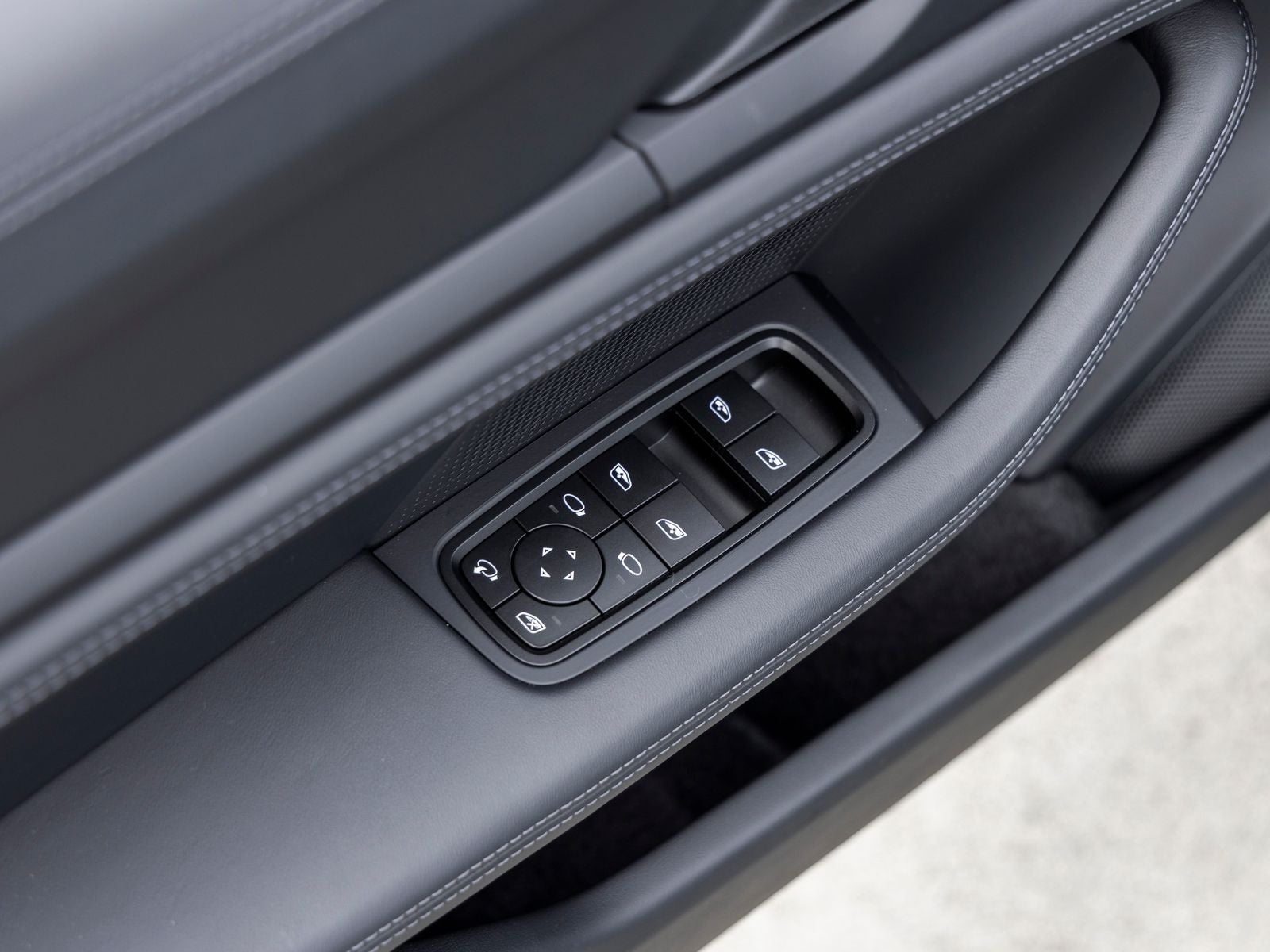 2026 Porsche Taycan Taycan Black Edition
