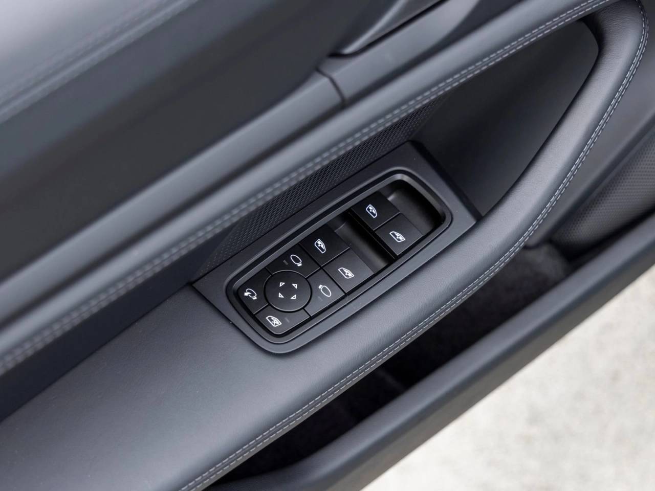 2026 Porsche Taycan Taycan Black Edition