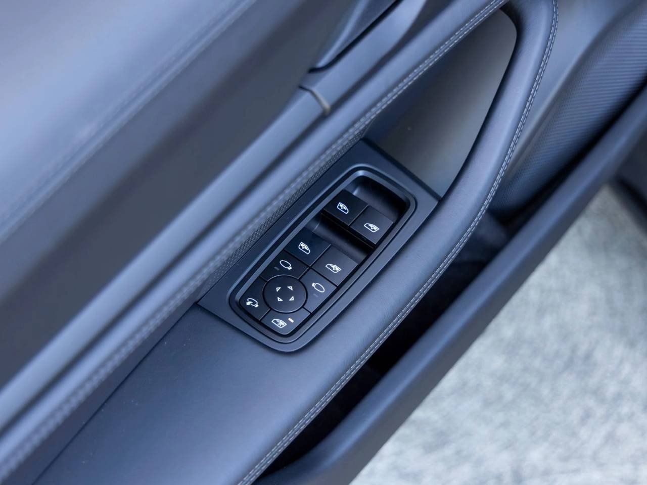 2026 Porsche Taycan 4 Black Edition