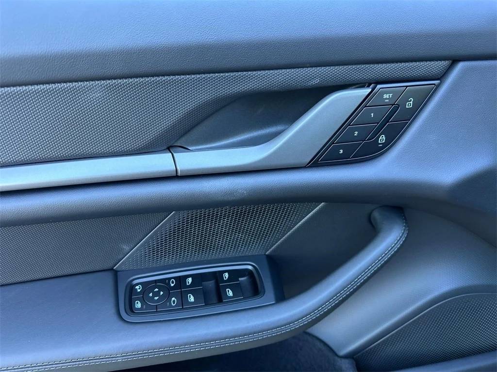 2025 Porsche Taycan Taycan