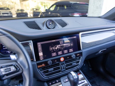 2023 Porsche Macan Macan T (MY23)