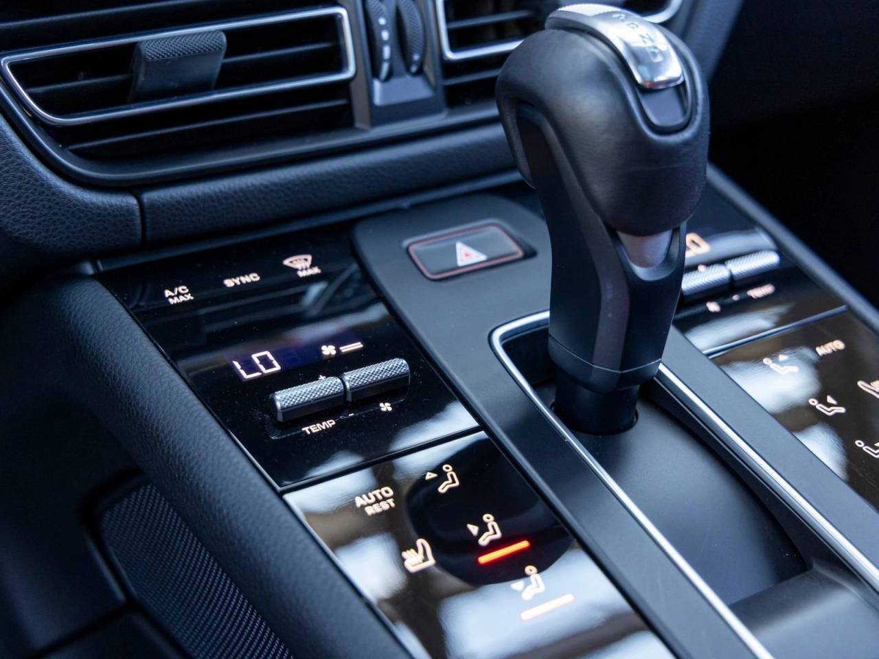 2023 Porsche Macan Macan T (MY23)