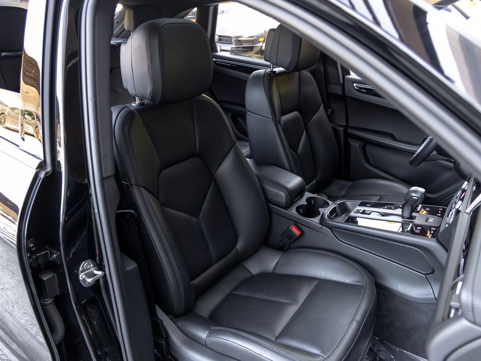 2023 Porsche Macan Base