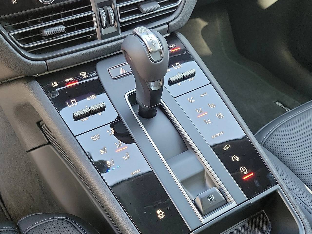 2025 Porsche Macan Base