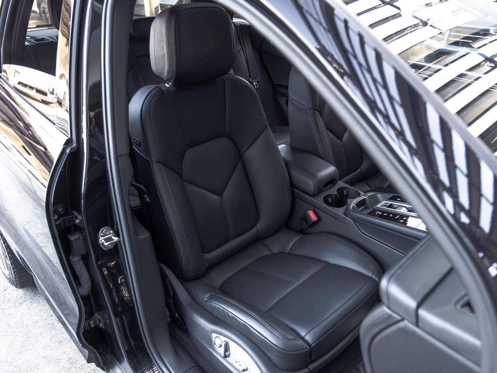 2023 Porsche Macan T