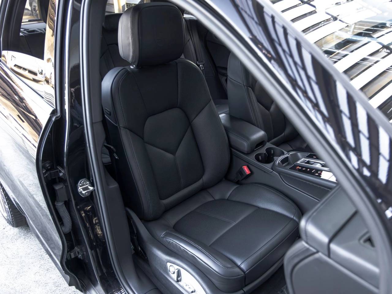 2023 Porsche Macan T