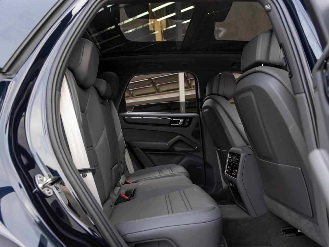 2023 Porsche Cayenne Cayenne Platinum Edition (MY23)