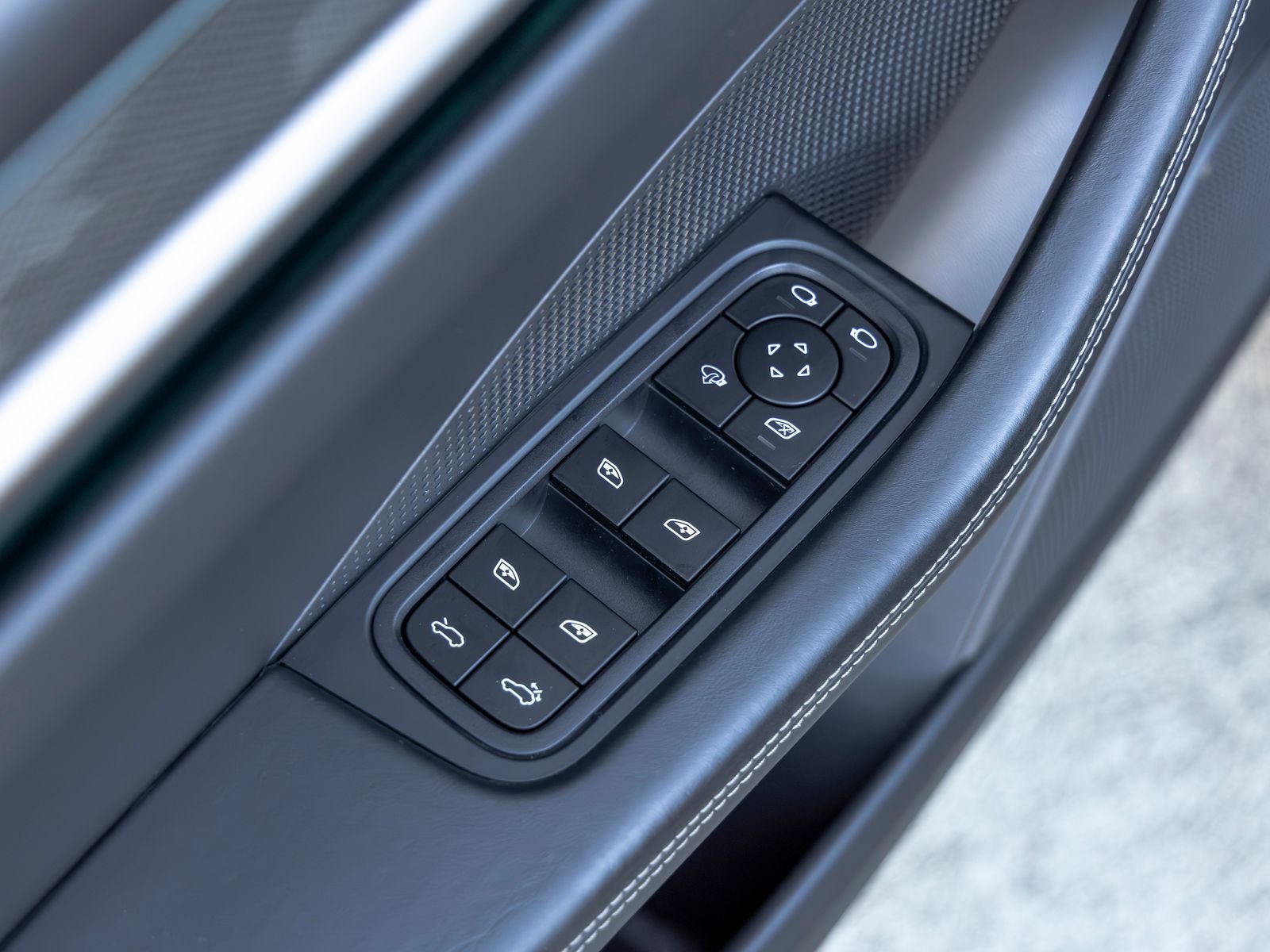 2024 Porsche Macan Turbo Electric