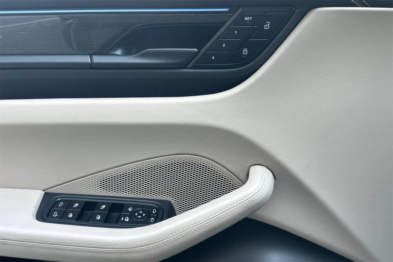 2024 Porsche Macan Macan Turbo Electric